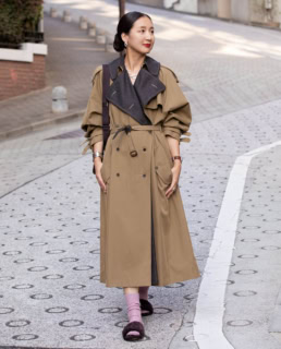 コート¥467,500(カルヴェン)、バッグ¥59,400(ブレディー フォー ビオトープ)、ネックレス¥493,350、ピアス¥111,320(共にカレワラ)、バングル¥198,000(バイ パライア)、ソックス¥10,780(パンセレラ/全てビオトープ)、その他本人私物