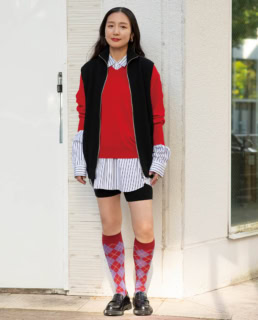 ニットベスト¥45,100、Vネックニット¥71,500(共にバトナー フォー ビオトープ)、シャツ¥58,300(コム デ ギャルソン・シャツ)、ピアス¥64,900(オール ブルース)、ソックス¥3,960(コンリード)、シューズ¥80,300(アデュー/全てビオトープ)、ヨー ビオトープのボトムは本人私物