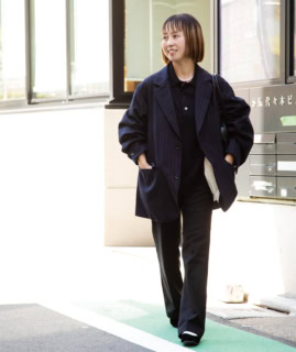 ストライプジャケット¥74,800、ポロニット¥29,700、パンツ¥21,780、バッグ¥93,500、シューズ¥29,480(全てオブラダ/CINCH)、その他本人私物