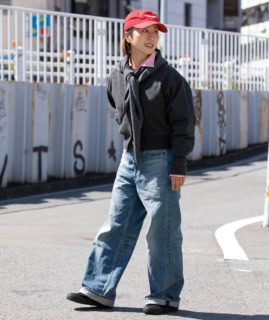 カーディガン¥29,700、シャツ¥20,900、デニムパンツ¥38,500、ニットスカーフ¥14,300、 キャップ¥7,920(全てオブラダ/CINCH)、ラストリゾートのシューズは本人私物