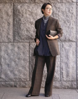 ジャケット¥59,400、パンツ¥34,100（共にザ シンゾーン）、ベスト¥115,500（リトコフスカ）、タートルネック¥19,800（ラインテンダー）、パールネックレス¥42,900（カドー／全てシンゾーン 表参道本店）、ヴィンテージバッグ（シャネル／Preloved）、その他本人私物