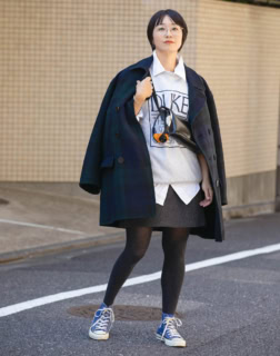 ミニスカート¥26,400（ザ シンゾーン）、バッグ¥33,000（ピエニ／共にシンゾーン 表参道本店）、チャンピオンのユーズドスエット、ラフルローレンのユーズドシャツ、コンバースのシューズ、その他本人私物