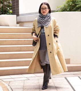 コート¥132,000、バッグ¥154,000(共にJ&M デヴィッドソン/J&M デヴィッドソン カスタマーセンター)、Tシャツ¥9,680(グッドロックスピード)、ブーツ¥79,200(ファビオ ルスコーニ/共にエリオポール代官山)、ニットパンツ¥34,100(スリードッツ/スリードッツ表参道店)、ストール¥39,600(ファリエロ サルティ/八木通商)、右手の小指リング¥286,000、右手ブレスレット¥110,000(共にバニー/スープリームス インコーポレーテッド)、モスコットの眼鏡、アニカイネズのピアス、その他は私物