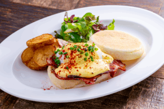 オリジナルはポーチドエッグですが、そこは温泉地・別府ですもの、温泉卵がオン！ とろける黄身とベーコンの旨みが重なり合う逸品。地獄蒸しして揚げた香ばしい特製ポテト付き。エッグベネディクトこだわりベーコン ¥1,650