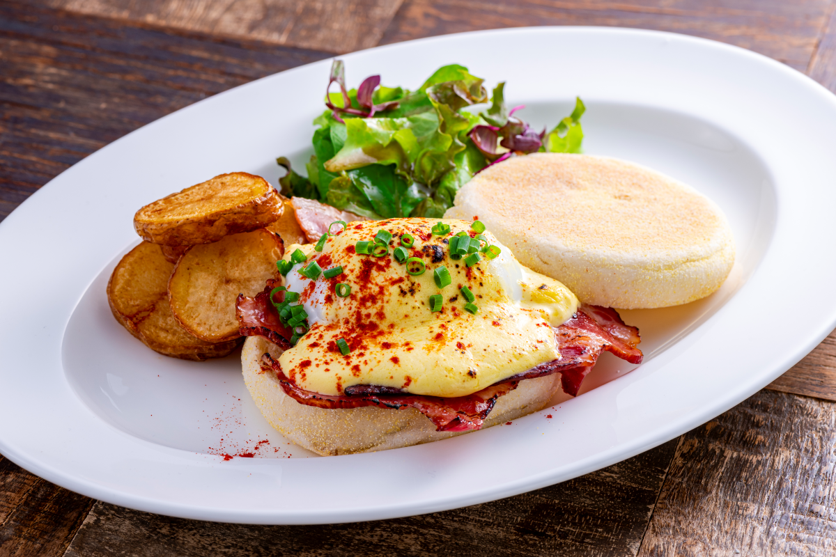 オリジナルはポーチドエッグですが、そこは温泉地・別府ですもの、温泉卵がオン！ とろける黄身とベーコンの旨みが重なり合う逸品。地獄蒸しして揚げた香ばしい特製ポテト付き。エッグベネディクトこだわりベーコン ¥1,650