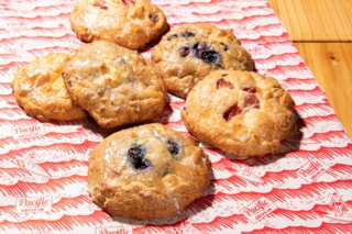 フルーツの甘みとクリームチーズの塩っ気が絶妙なスコーン。手前・右上ブルーベリー、右・上ストロベリー、中・バナナ、左・パイナップル各¥330