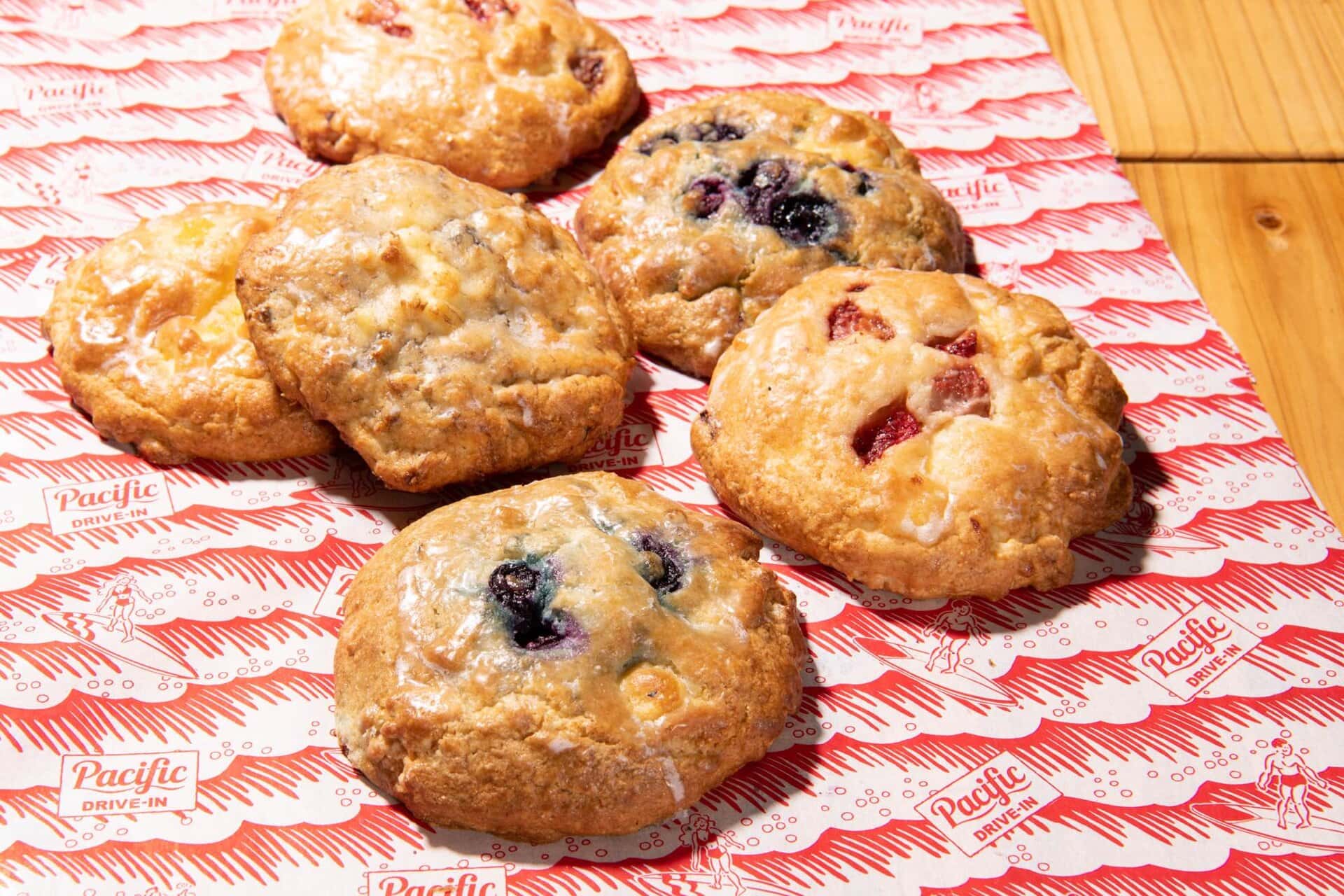 フルーツの甘みとクリームチーズの塩っ気が絶妙なスコーン。手前・右上ブルーベリー、右・上ストロベリー、中・バナナ、左・パイナップル各¥330