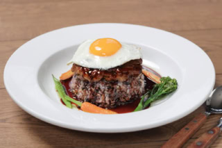 ハワイのサーフガールが海から上がって水着姿のまま食べてそうですよね。ロコモコだけどヘルシーな食材が満載なのでギルトフリーな気分。HEAVENLY'S ロコモコ¥1,850