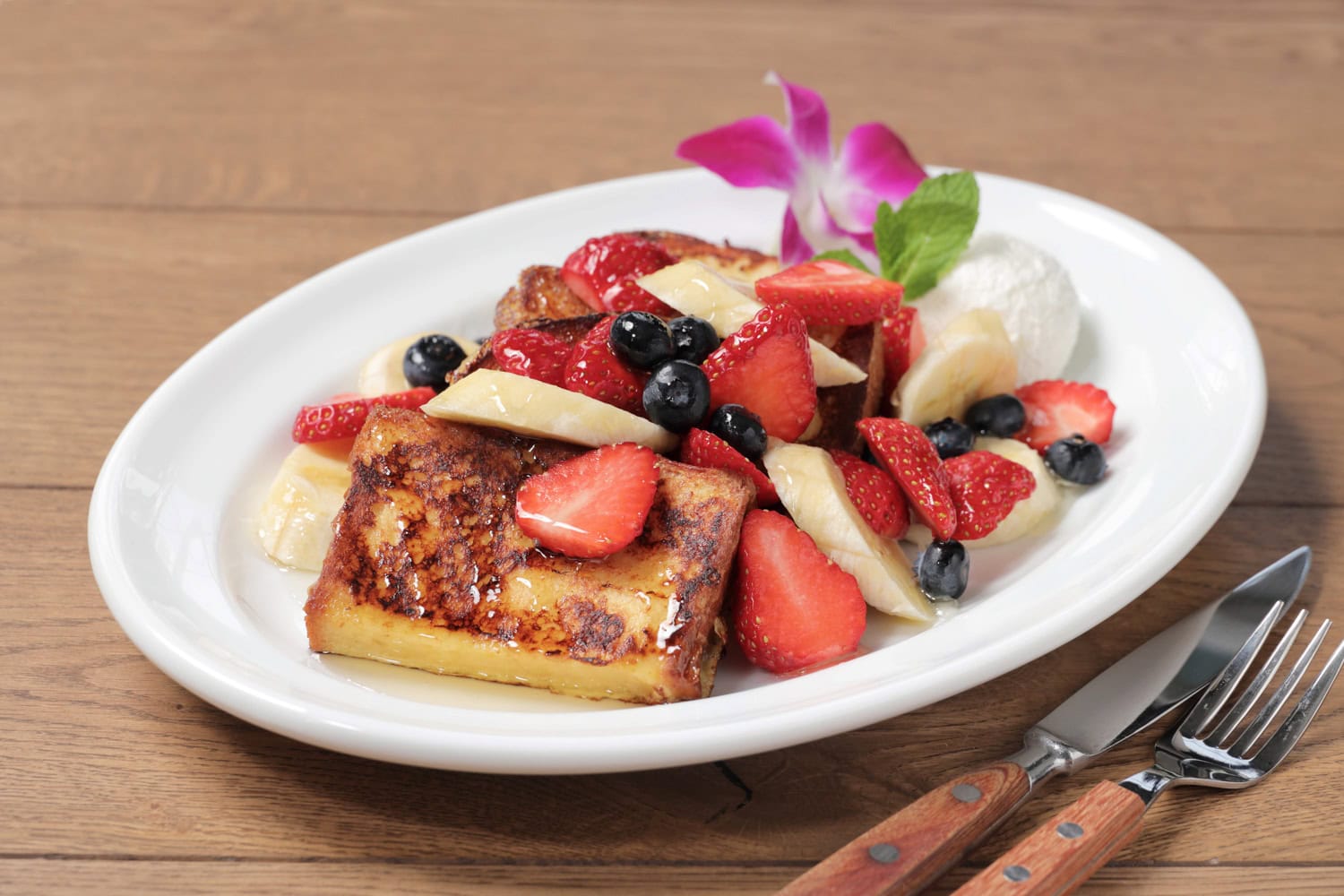 焼き立てのパンに、こだわりの卵液をしっかり染み込ませ、ハワイ島の島花「オヒアレフア」から採取された希少なハチミツ「ビッグアイランド・ハニー」をたっぷりとかけたふわふわなフレンチトースト。ビッグアイランド ハニー・フレンチトースト・ビッグアイランドハニー¥1,600/チョコレート&バナナ¥2,100/ミックスベリー¥2,300/ハワイアンフルーツ¥2,400