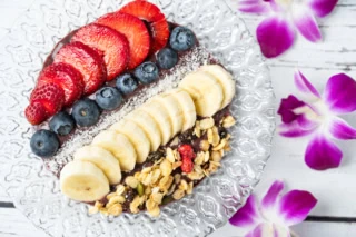 お食事感覚で食べられるボリューム満点のアサイーボウル。アサイーピューレに自然な甘みがあるのでハチミツをかけなくてもちょうどいいお味。アサイーボウル¥1,480