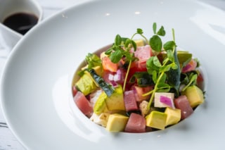 味変で特製ライム醤油をかけると爽やかな酸味が広がってより軽やかな味わいに。アヒポキライスボウル¥2,280