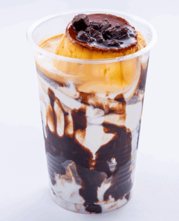 別府・明礬名物、岡本屋の地獄蒸し®️プリン。丁寧に蒸し上げた濃厚なカスタードとほろ苦いカラメルが絶妙な味わいのプリンをソフトクリームと生クリーム、チョコレートソースでパフェ仕立てに。地獄プリンパフェ ¥900