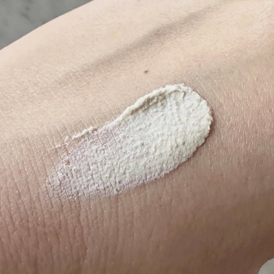 洗顔の後、手にとってまぶたと口周りを避けて、濡れた顔や首に均一に。3〜5分後洗い流すだけでOK。