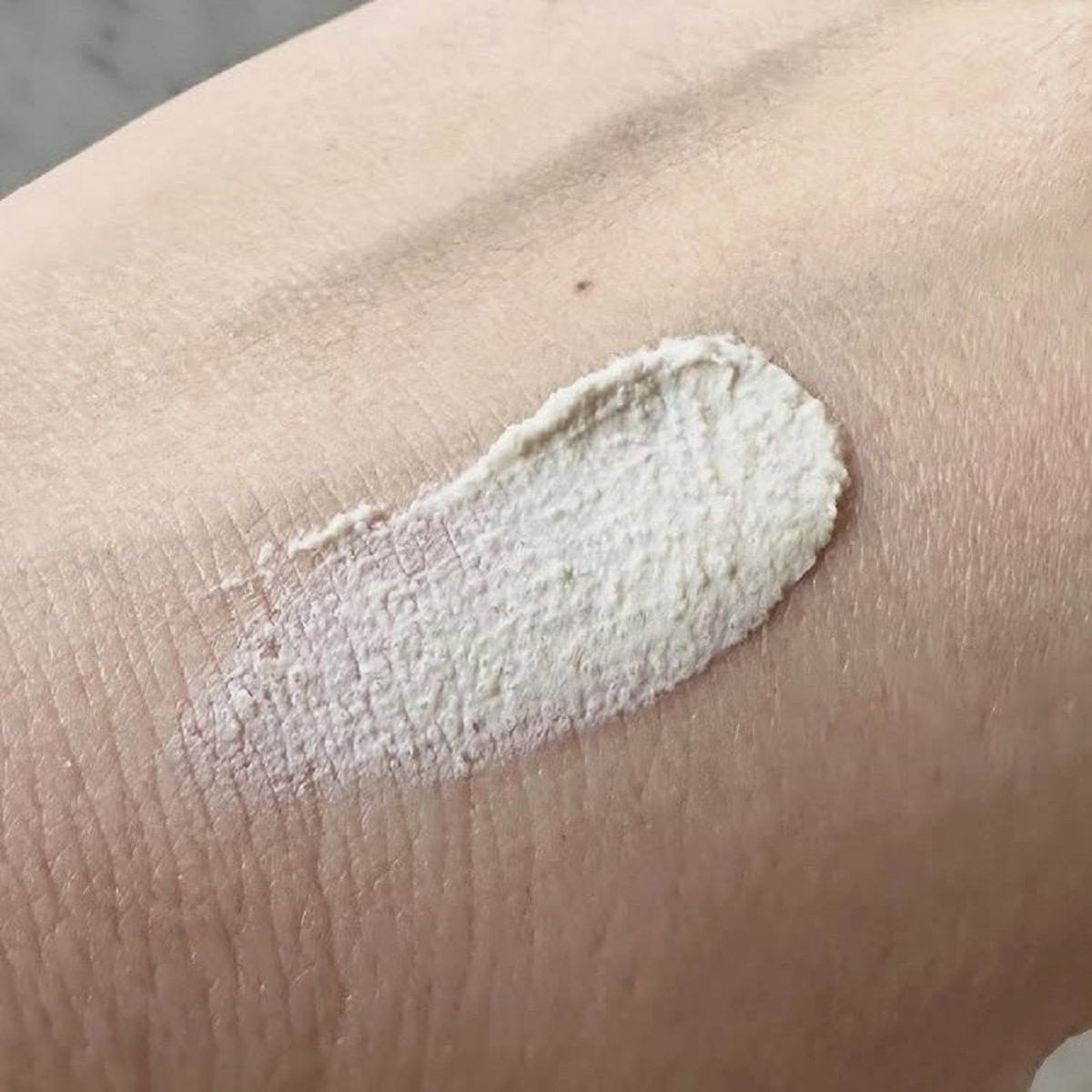 洗顔の後、手にとってまぶたと口周りを避けて、濡れた顔や首に均一に。3〜5分後洗い流すだけでOK。