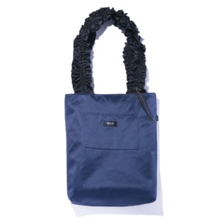 IRIS 47 ドット柄のブラックは裏返すとネイビーに