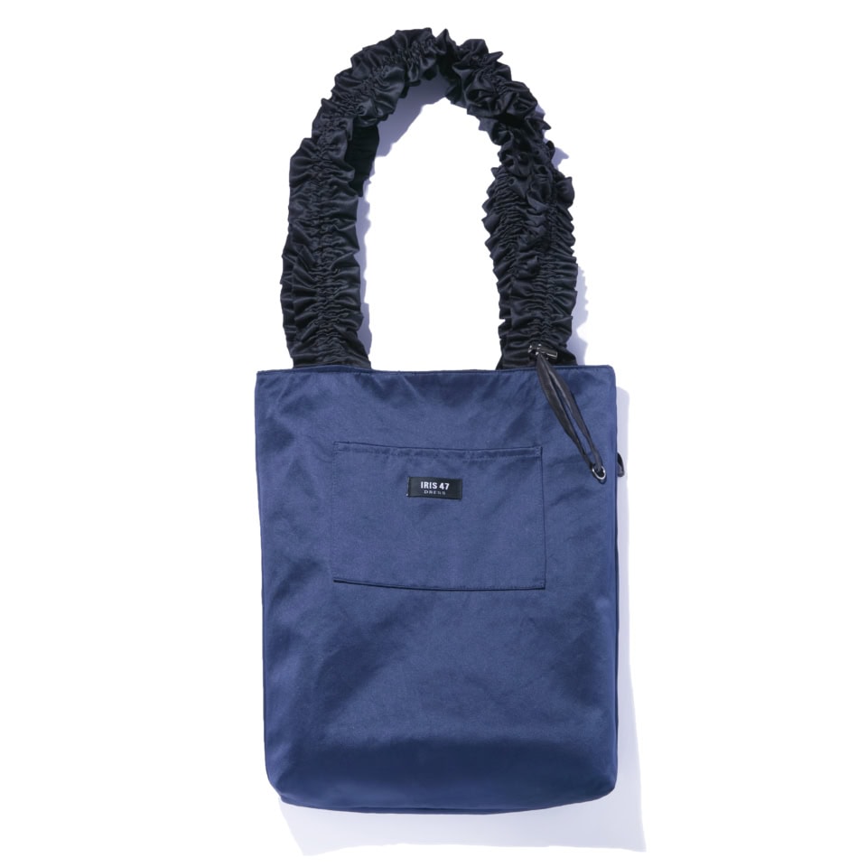 IRIS 47 ドット柄のブラックは裏返すとネイビーに