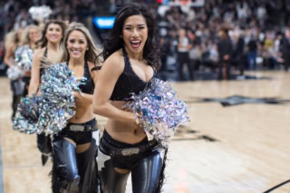 スパーズ時代、仲間たちとNBAコートに登場する瞬間。NBAダンサーのかっこいいパフォーマンスをぜひ会場で見ていただきたいです！