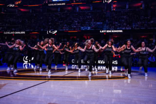 超満員のアリーナの中央で観客を魅了する智美さん。