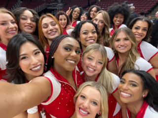 Luvabulls（ブルズのダンスチーム）時代のメンバーと。アメリカの大学でトップレベルのダンスチームで踊ってきた人ばかり。ダンサーとしてだけでなく、人としても尊敬できるチームメイトの存在は今でも特別だと話してくれました。