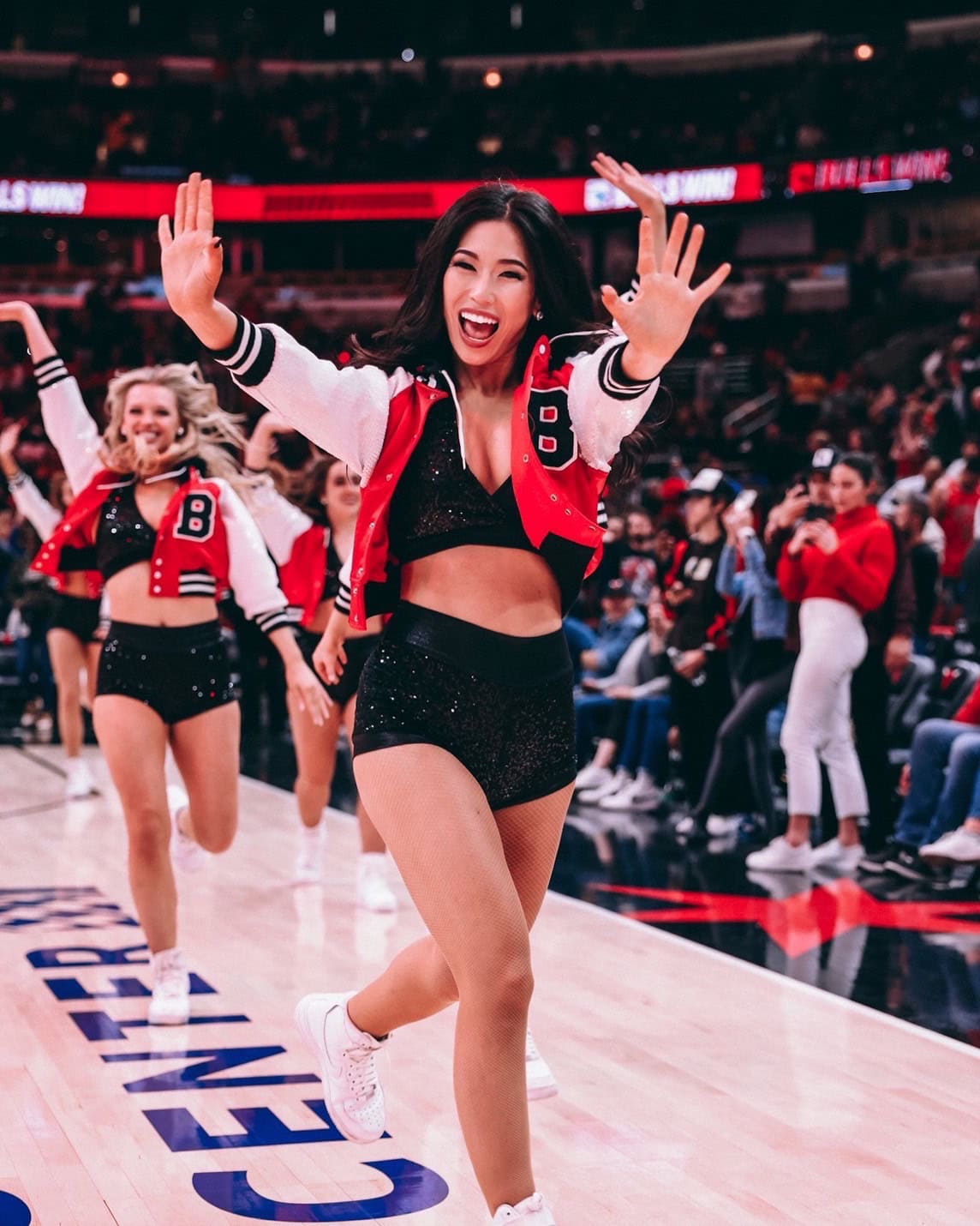 コートに立った瞬間のこの笑顔。智美さんにとって、NBAダンサーとして過ごした日々がどれほど特別でかけがえのない時間だったのかが伝わってきます。