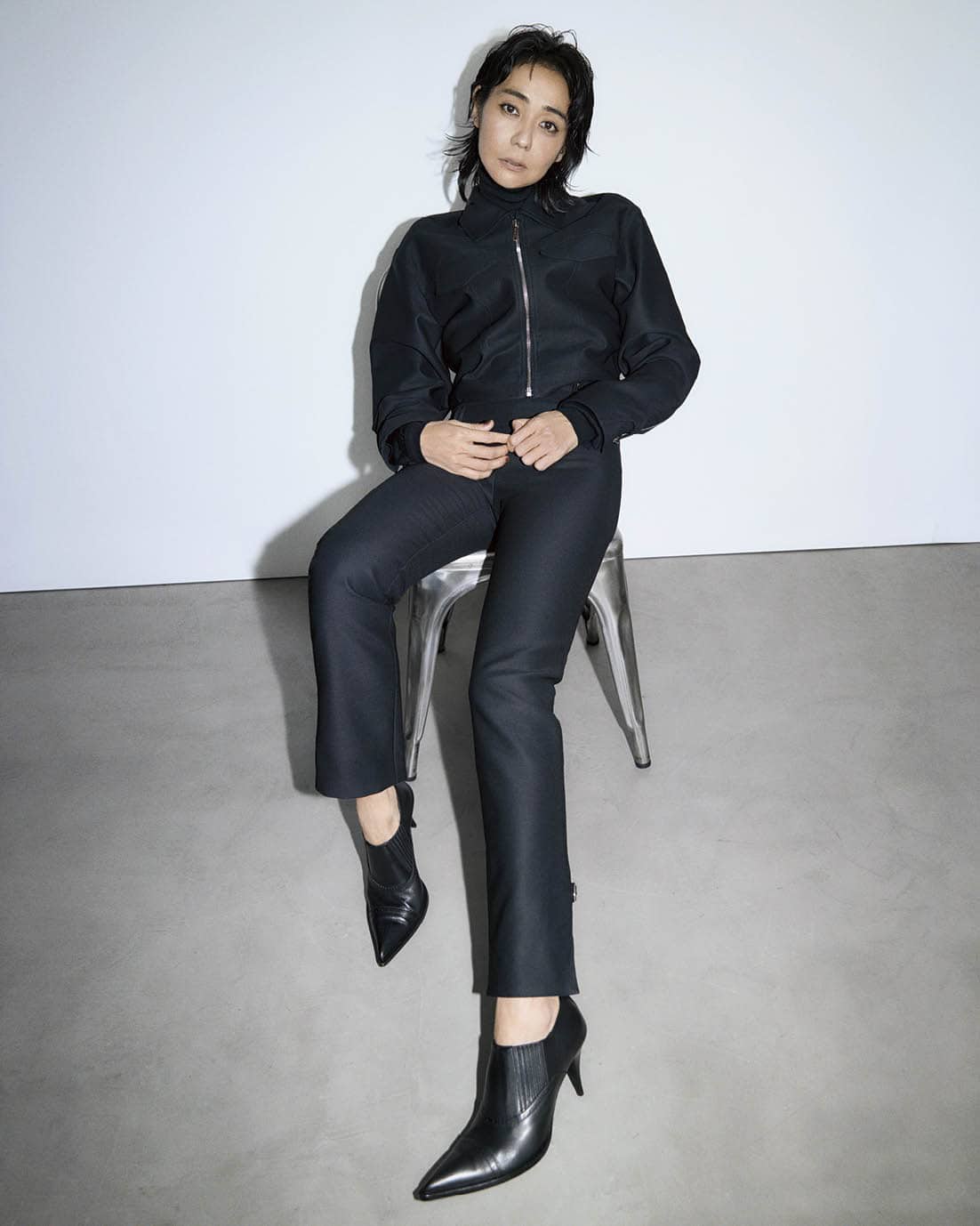 シューズ［ヒール8.5㎝］¥246,400、ジャケット¥817,300、タートルネック¥359,700※参考色、パンツ¥467,500（全てエルメス／エルメスジャポン）