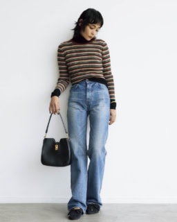 バレエシューズ〈アビー〉［ヒール0.5㎝］¥154,000、バッグ〈カミーユ〉［H21.5×W24.5×D5㎝］¥434,500、クルーネックセーター¥170,500、タートルネックトップ¥121,000、デニム¥176,000、カフ¥104,500、ダブルリング¥104,500※全て予定価格（全てセリーヌ／セリーヌ ジャパン）