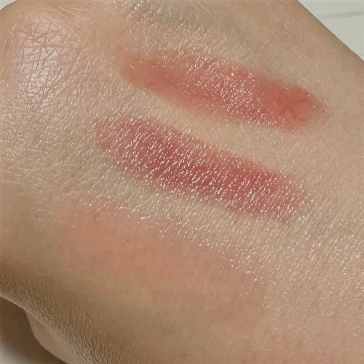 下から：01 my cupid ピュアな血色感を宿すペールピンク。カラーレスなのでふっくら感とジューシィな艶めきをプラスしたい時に、02 ripe strawberry 完熟苺のように豊潤なダスティーピンク、03 hazel peach 桃がとろりと溶けたようなコーラルピンク。