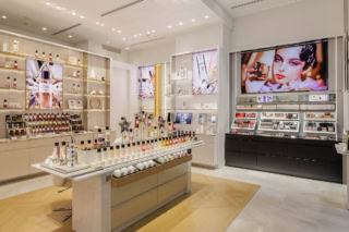 日本では5店舗目で初の路面店「ハウス オブ ディオール ビューティー 丸の内」