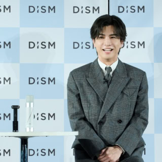 岩田剛典、メンズスキンケアブランド【DISM】の発表会に登場！「泡が想像以上」と絶賛