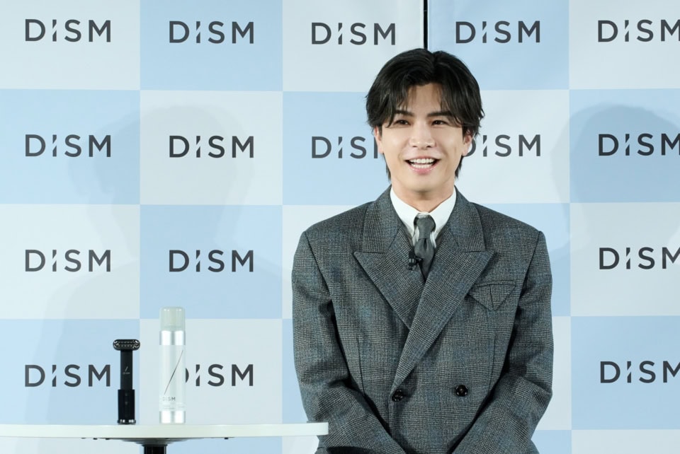 岩田剛典、メンズスキンケアブランド【DISM】の発表会に登場!「泡が想像以上」と絶賛