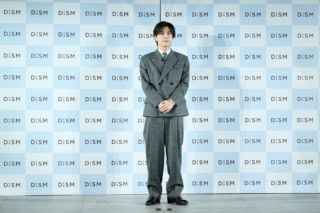 グレーのセットアップで登場した岩田剛典さん。