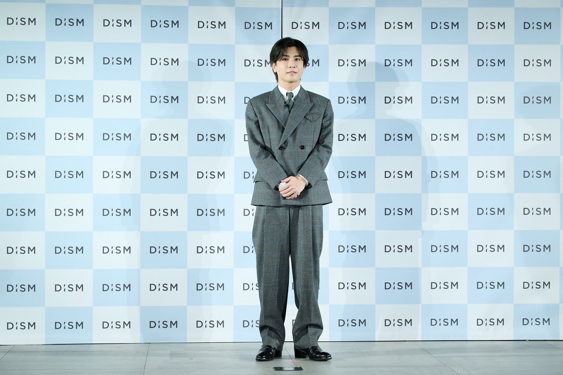 グレーのセットアップで登場した岩田剛典さん。