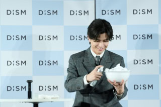 「触ってもらいたいな、みんなに。ちょっとそっち（報道陣の方へ）持ってってもいいですか？（笑）」とコメントする場面も。