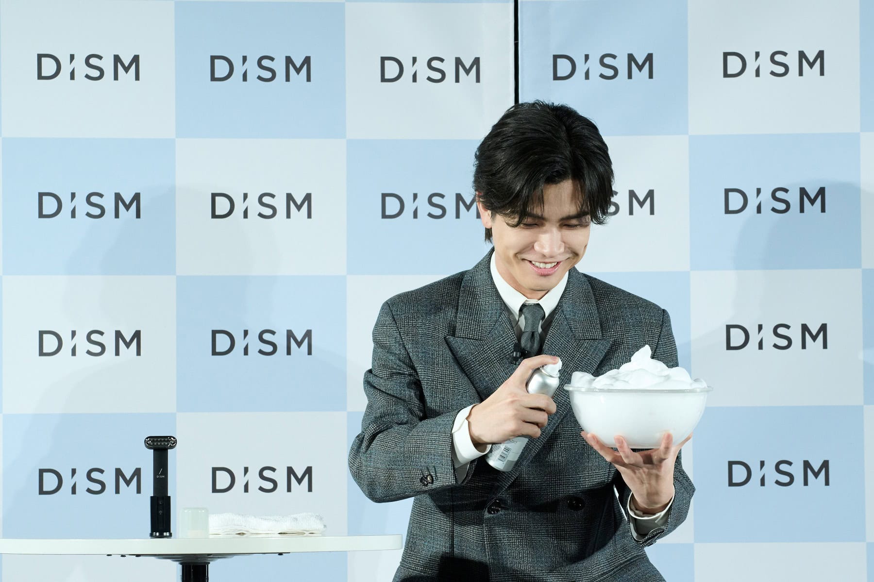 「触ってもらいたいな、みんなに。ちょっとそっち（報道陣の方へ）持ってってもいいですか？（笑）」とコメントする場面も。