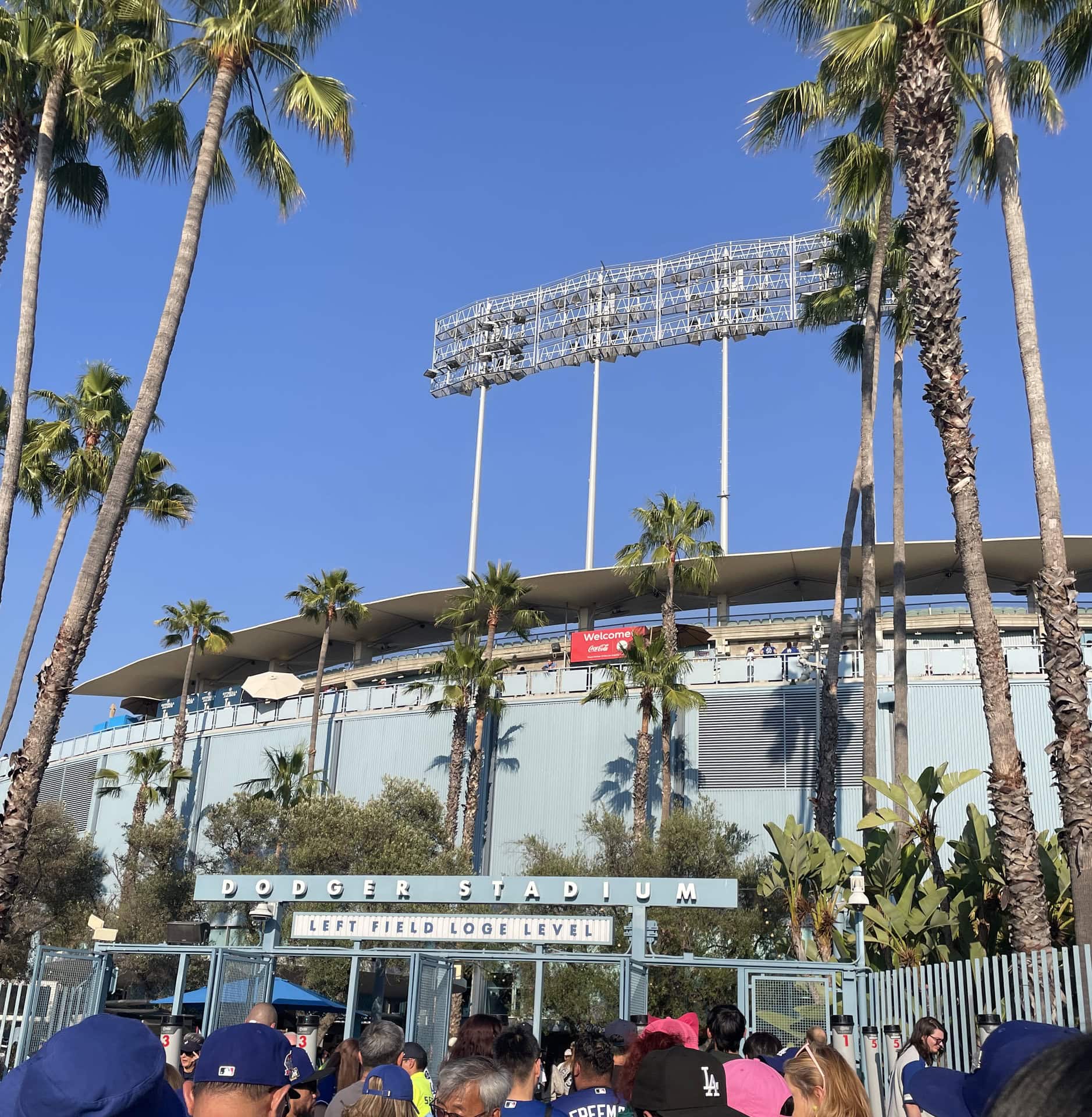 澄んだ青空がL.A.らしい！ ドジャーススタジアムのパーキング側のエントランス
