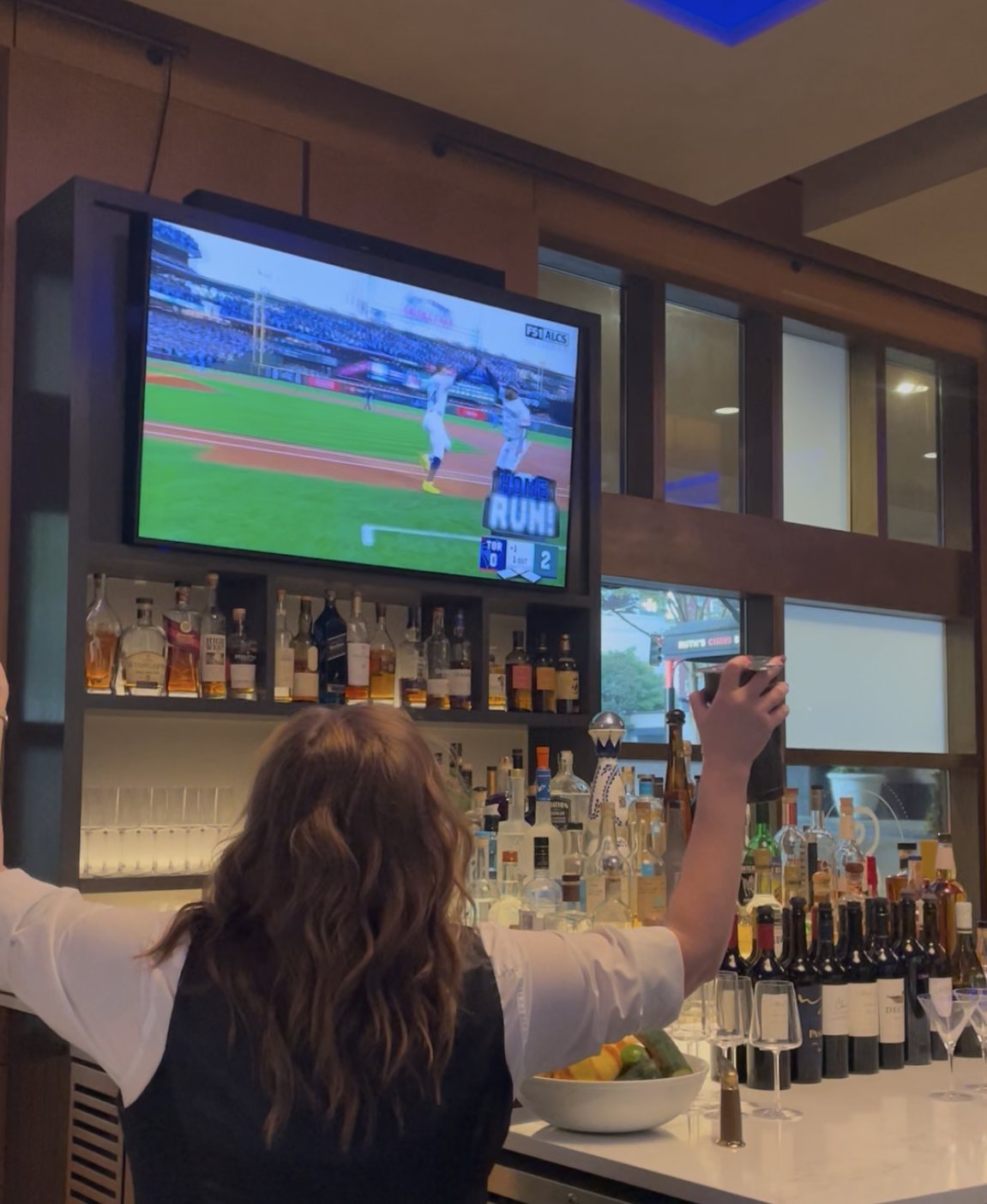 シアトルのスポーツバーにて。バーテンダーのお姉さん、仕事そっちのけで試合を楽しんでました！