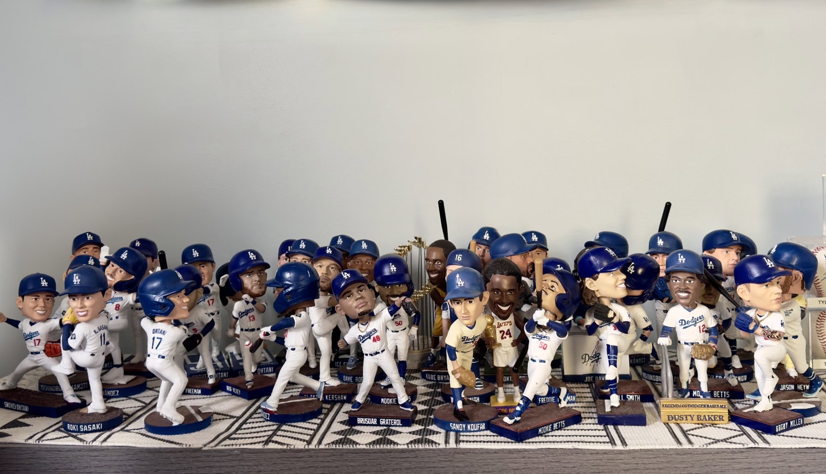 こちらが圧巻のコレクション！ サインボールもありますね。