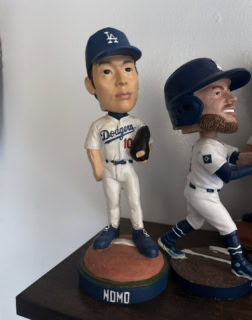 超レア、野茂英雄氏のボブルヘッド人形! ドジャースに在籍していたのは2002〜2004年なので、今から21〜23年前のモノ。「NOMOが投げればダイジョウブ♫」なんて応援ソングもありました! YouTubeにあるので聞いてみてください。