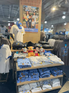 UCL.A.のキャンパス内にある書店でロゴグッズを買うのもおすすめ!