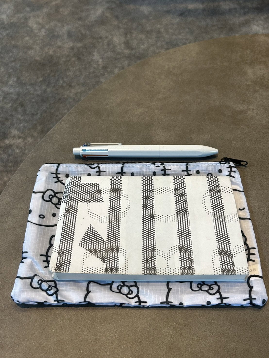 サイズは文庫本がすっぽり収納できるくらい。私はバッグの中で文庫本が擦れてしまうのが万年の悩みだったのですが、最近はこのポーチに入れて保護用に活用中。