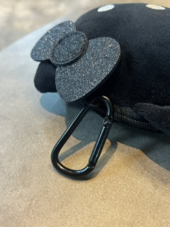 カラビナでバッグに装着しやすいです。