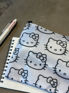 表情の異なるハローキティの総柄です。ノートやペン、ガジェットまで、細々した小物をまとめて。