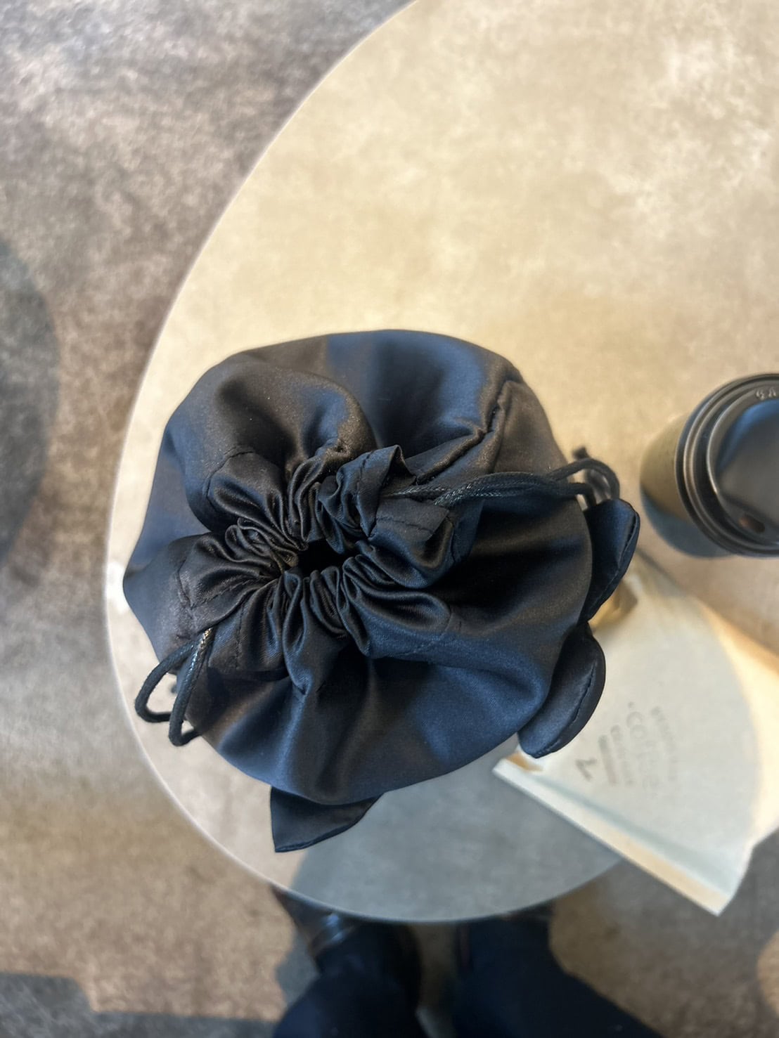 丸底の巾着なので、荷物は想像よりたっぷり入ります。