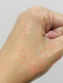 このオイルを使ってクレンジングをして、私の小鼻から出てきたものたちです。