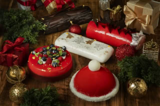 中央上から時計回りに：ブッシュ・ド・ノエル、ブッシュ・ド・ノエル フォレスト、スパークルホワイト、サンタクロースハット、ベリーフォレスト