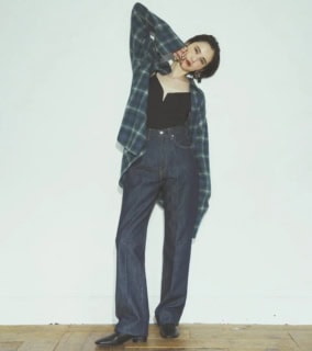 チェックシャツ¥52,800、デニムパンツ¥37,400(共にオーラリー)、ボディスーツ¥9,990(インティミッシミ/インティミッシミ 渋谷文化村通り店)、シングルピアス¥40,700(マリア ブラック/マリア ブラック 表参道店)、ブーツ¥35,200(オデット エ オディール/オデット エ オディール 新宿店)