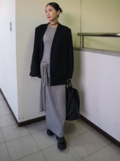 ディニュのジャケット、アンヌークのドレス、カーディガン、ジル サンダーのブーツ、ソロヴのチョーカー、アーバンボビーのバッグ