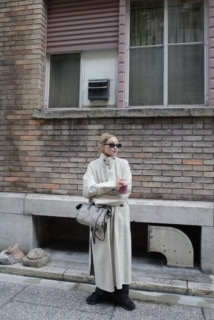 ソージュkのアウター、トゥデイフルのパンツ、 ア ヴァケーションのバッグ、ニューバランスのシューズ、ジェントルモンスター×メゾンマルジェラのサングラス