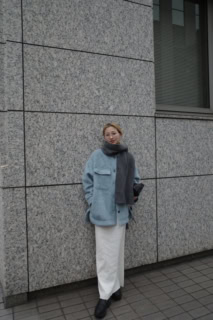 ヘイリスのアウター、ヨー ビオトープのスカート、プーマのスニーカー、イナフのバッグ、ディオールのメガネ