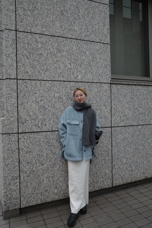 ヘイリスのアウター、ヨー ビオトープのスカート、プーマのスニーカー、イナフのバッグ、ディオールのメガネ